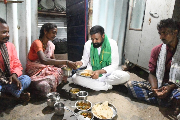 ಕಂಪ್ಲಿ: ಮಾಜಿ ಸಚಿವ ಬಿ. ಶ್ರೀರಾಮುಲು - ಹಕ್ಕಿಪಿಕ್ಕಿ ದಂಪತಿಗಳ ಆತಿಥ್ಯ ಕಂಪ್ಲಿ: ಮಾಜಿ ಸಚಿವ ಬಿ. ಶ್ರೀರಾಮುಲು - ಹಕ್ಕಿಪಿಕ್ಕಿ ದಂಪತಿಗಳ ಆತಿಥ್ಯ