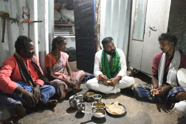 ಕಂಪ್ಲಿ: ಮಾಜಿ ಸಚಿವ ಬಿ. ಶ್ರೀರಾಮುಲು - ಹಕ್ಕಿಪಿಕ್ಕಿ ದಂಪತಿಗಳ ಆತಿಥ್ಯ ಕಂಪ್ಲಿ: ಮಾಜಿ ಸಚಿವ ಬಿ. ಶ್ರೀರಾಮುಲು - ಹಕ್ಕಿಪಿಕ್ಕಿ ದಂಪತಿಗಳ ಆತಿಥ್ಯ