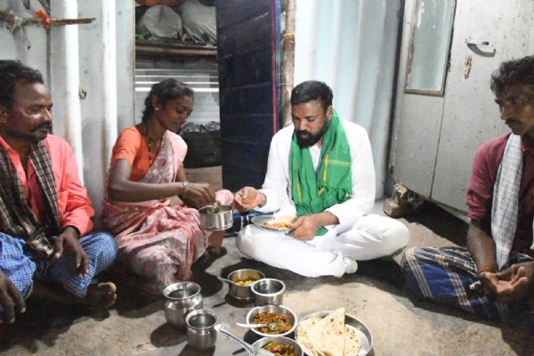 ಕಂಪ್ಲಿ: ಮಾಜಿ ಸಚಿವ ಬಿ. ಶ್ರೀರಾಮುಲು - ಹಕ್ಕಿಪಿಕ್ಕಿ ದಂಪತಿಗಳ ಆತಿಥ್ಯ ಕಂಪ್ಲಿ: ಮಾಜಿ ಸಚಿವ ಬಿ. ಶ್ರೀರಾಮುಲು - ಹಕ್ಕಿಪಿಕ್ಕಿ ದಂಪತಿಗಳ ಆತಿಥ್ಯ