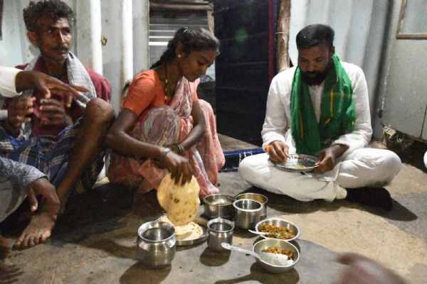 ಕಂಪ್ಲಿ: ಮಾಜಿ ಸಚಿವ ಬಿ. ಶ್ರೀರಾಮುಲು - ಹಕ್ಕಿಪಿಕ್ಕಿ ದಂಪತಿಗಳ ಆತಿಥ್ಯ ಕಂಪ್ಲಿ: ಮಾಜಿ ಸಚಿವ ಬಿ. ಶ್ರೀರಾಮುಲು - ಹಕ್ಕಿಪಿಕ್ಕಿ ದಂಪತಿಗಳ ಆತಿಥ್ಯ