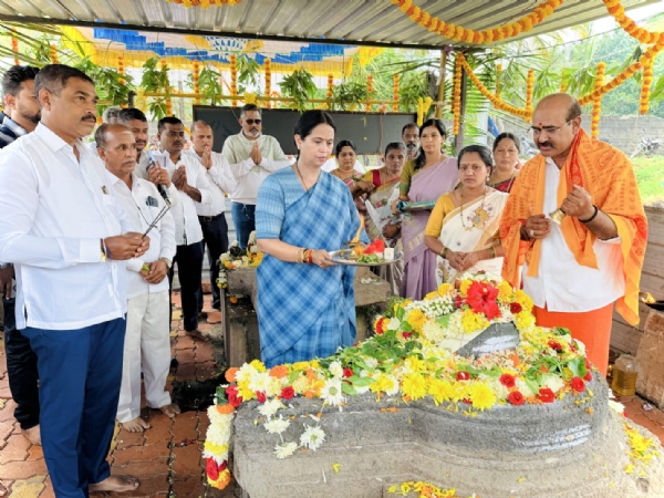 ಸಿದ್ದೇಶ್ವರ ಮಂದಿರದಲ್ಲಿ ಲಕ್ಷ್ಮೀ ಹೆಬ್ಬಾಳಕರ್ ವಿಶೇಷ ಪೂಜೆ ಸಿದ್ದೇಶ್ವರ ಮಂದಿರದಲ್ಲಿ ಲಕ್ಷ್ಮೀ ಹೆಬ್ಬಾಳಕರ್ ವಿಶೇಷ ಪೂಜೆ