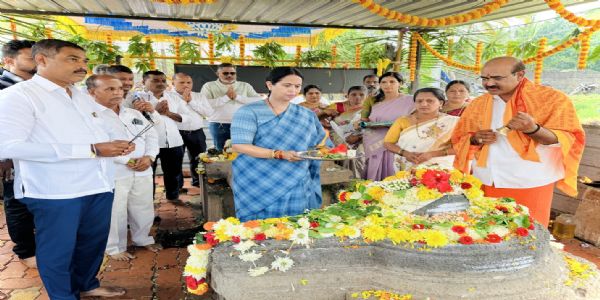 ಶ್ರಾವಣ ಮಾಸದ ಕೊನೆಯ ಸೋಮವಾರ: ಸಿದ್ದೇಶ್ವರ ಮಂದಿರದಲ್ಲಿ ಲಕ್ಷ್ಮೀ ಹೆಬ್ಬಾಳಕರ್ ವಿಶೇಷ ಪೂಜೆ