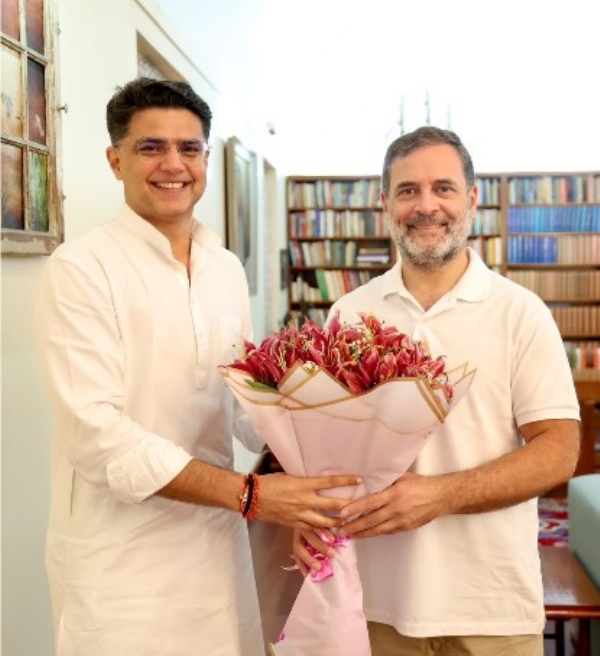 कांग्रेस नेता राहुल गांधी से मुलाकात करते पंजाब प्रभारी सचिन पायलट।