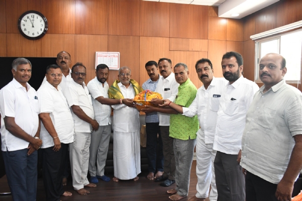 ಕರ್ನಾಟಕ ರಾಜ್ಯ ಸಹಕಾರ ಮಹಾಮಂಡಲ ಅಧ್ಯಕ್ಷ ಜಿ.ಟಿ. ದೇವೇಗೌಡರನ್ನು ಕೋಲಾರ ಜಿಲ್ಲಾ ಸಹಕಾರ ಒಕ್ಕೂಟದಿಂದ ಸನ್ಮಾನಿಸಲಾಯಿತು.