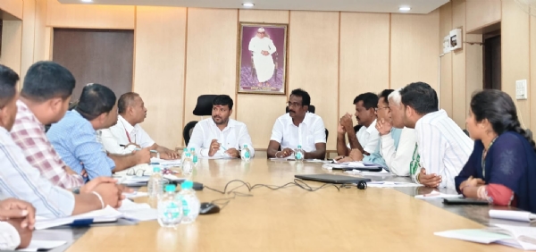 ಕೋಲಾರ ಚಿಕ್ಕಬಳ್ಳಾಪುರ ಡಿಸಿಸಿ ಬ್ಯಾಂಕ್ ಅಧ್ಯಕ್ಷ ಕೊತ್ತೂರು ಮಂಜುನಾಥ್ ಅಧಿಕಾರಿಗಳ ಸಭೆ ನಡೆಸಿದರು.