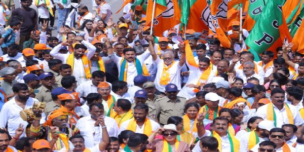 ಬಳ್ಳಾರಿ : ಬಿಜೆಪಿ ಧ್ವಜ ಅಳವಡಿಸಲು ಒಪ್ಪಿಗೆ, ಪ್ರತಿಭಟನೆ ಹಿಂದಕ್ಕೆ