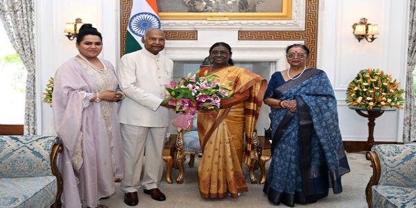 ಕುಟುಂಬ ಸಮೇತ ರಾಷ್ಟ್ರಪತಿ ಮುರ್ಮು ಅವರನ್ನು ಭೇಟಿಯಾದ ಮಾಜಿ ರಾಷ್ಟ್ರಪತಿ ರಾಮನಾಥ್ ಕೋವಿಂದ್